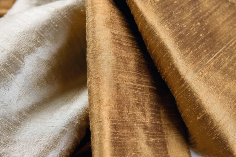 Draperie din mătase naturală Luxury aurie, falduri