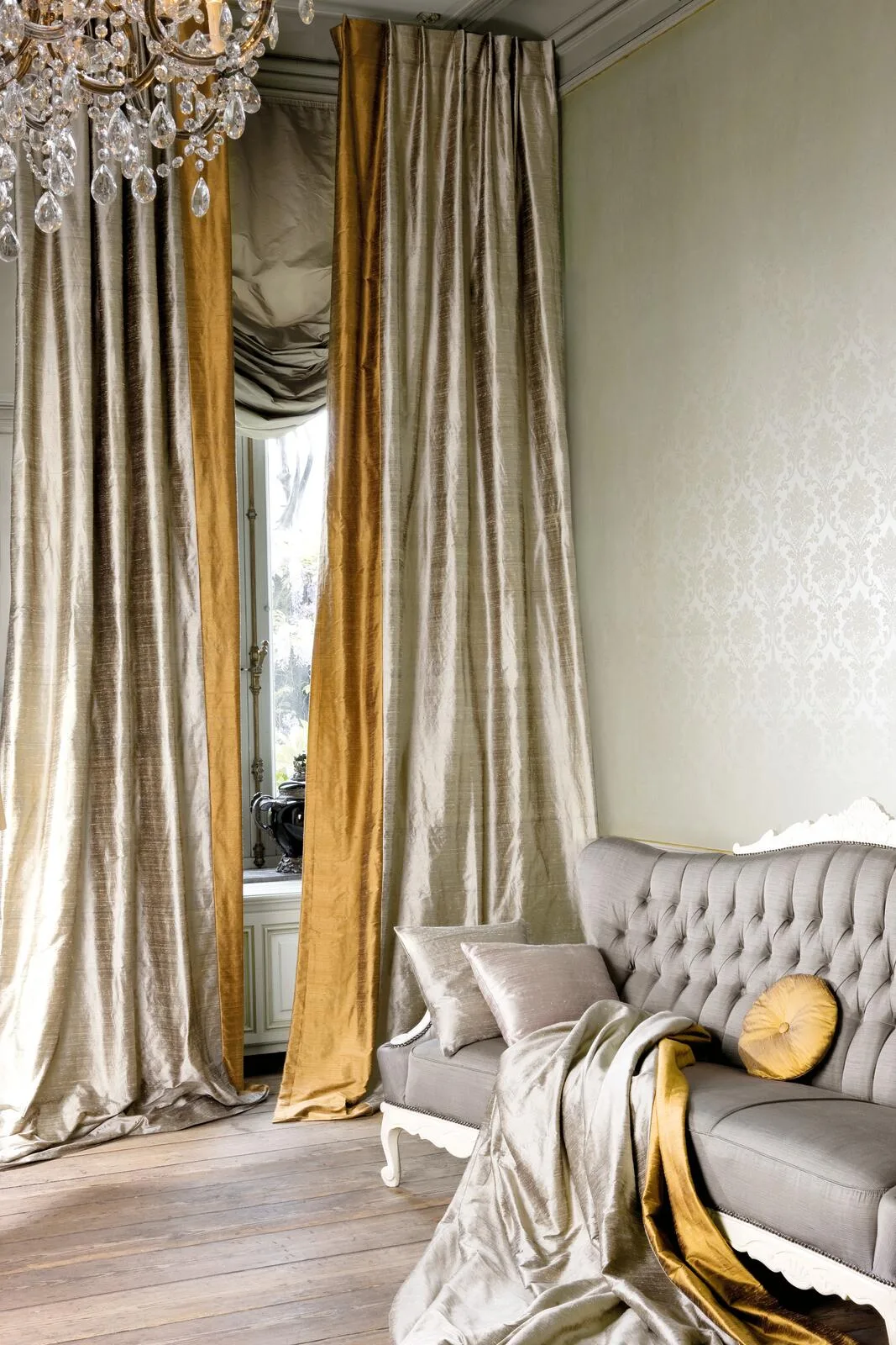 Draperii din mătase naturală Luxury într-un living clasic