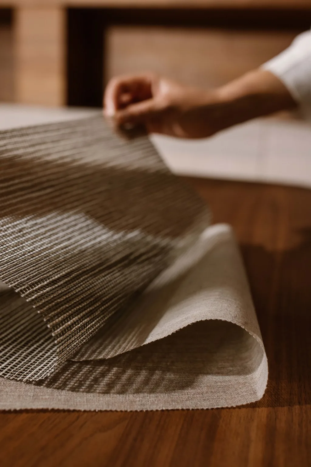 Detaliu de țesătură screen pentru rulouri textile, ținută în mână