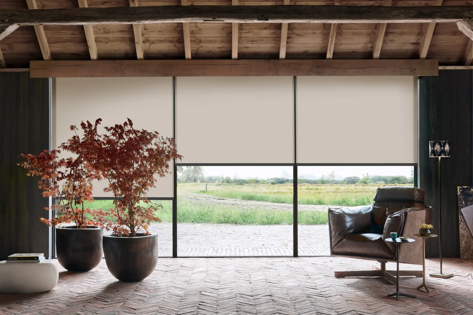 Rulouri textile Coulisse într-un living panoramic