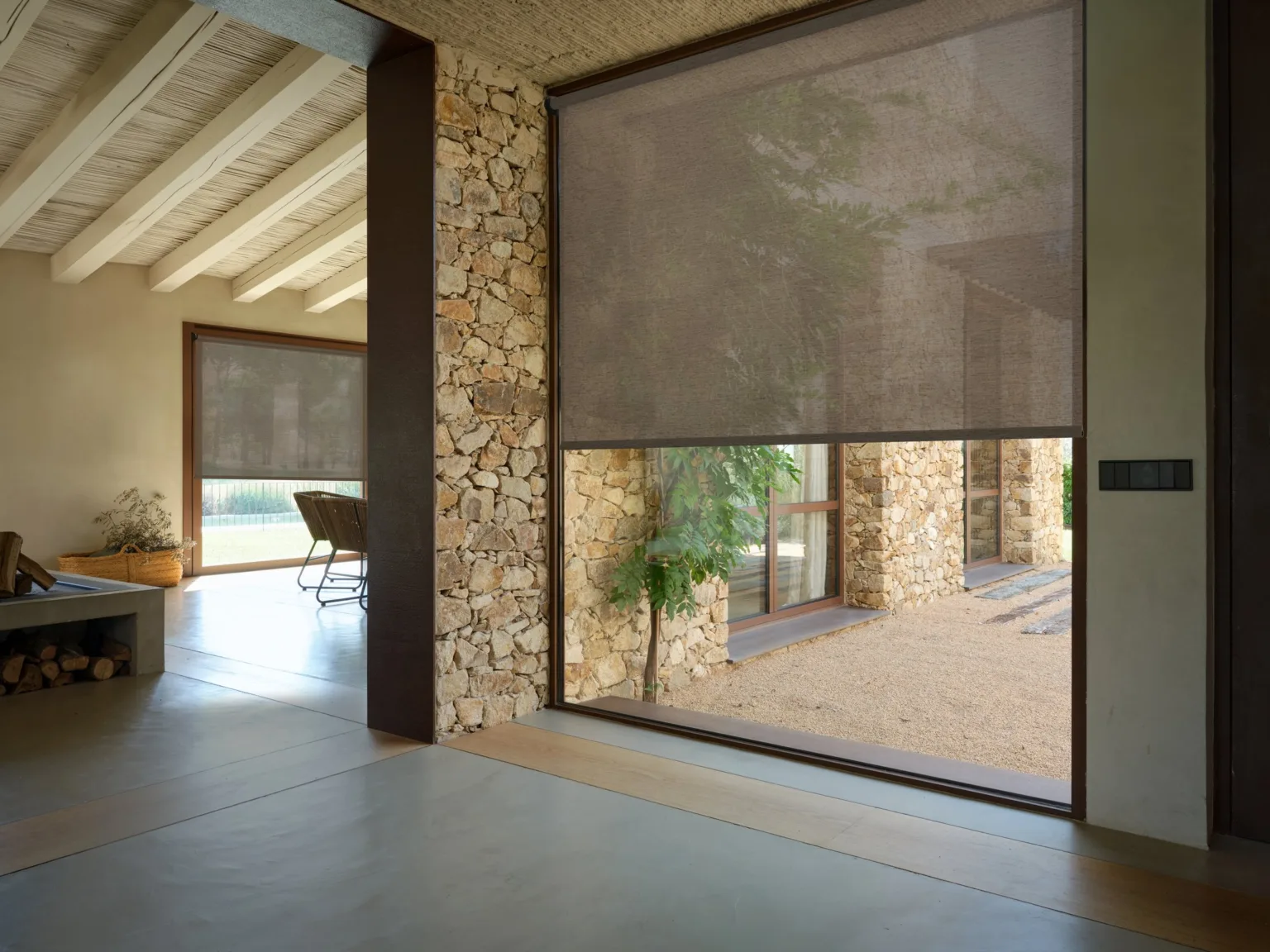 Rulouri textile terra într-un living
