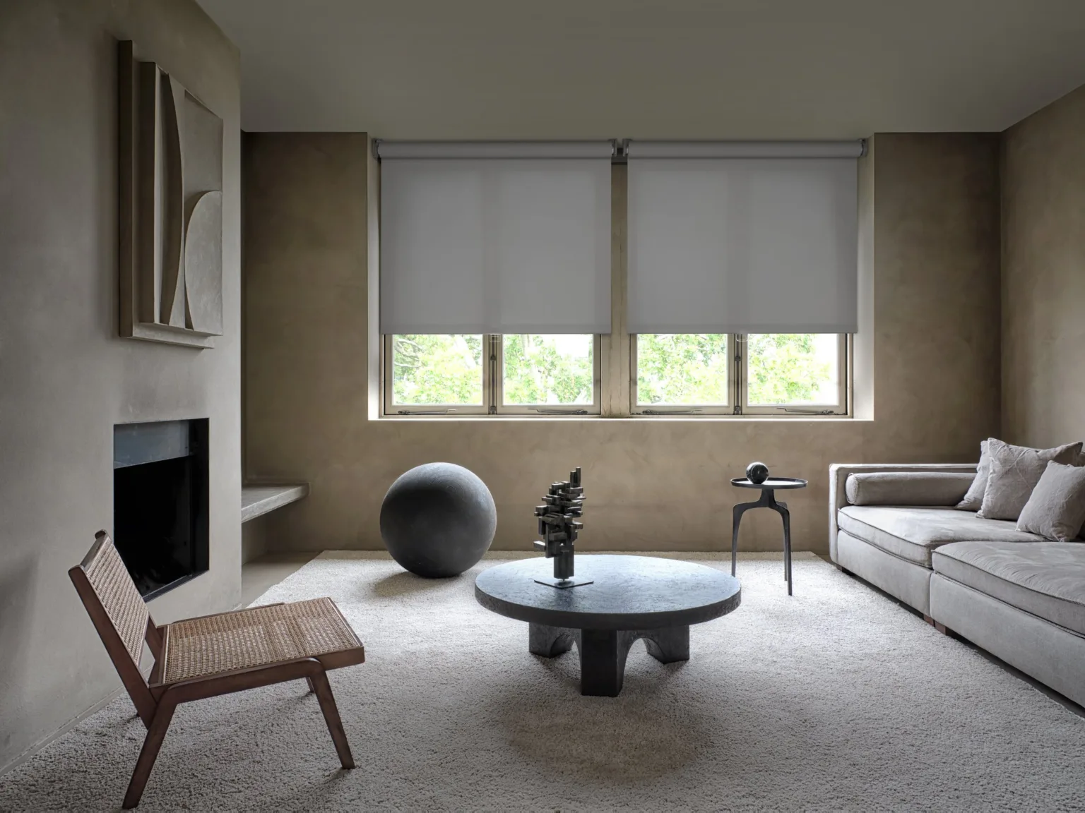 Rulouri textile gri texturate într-un loft