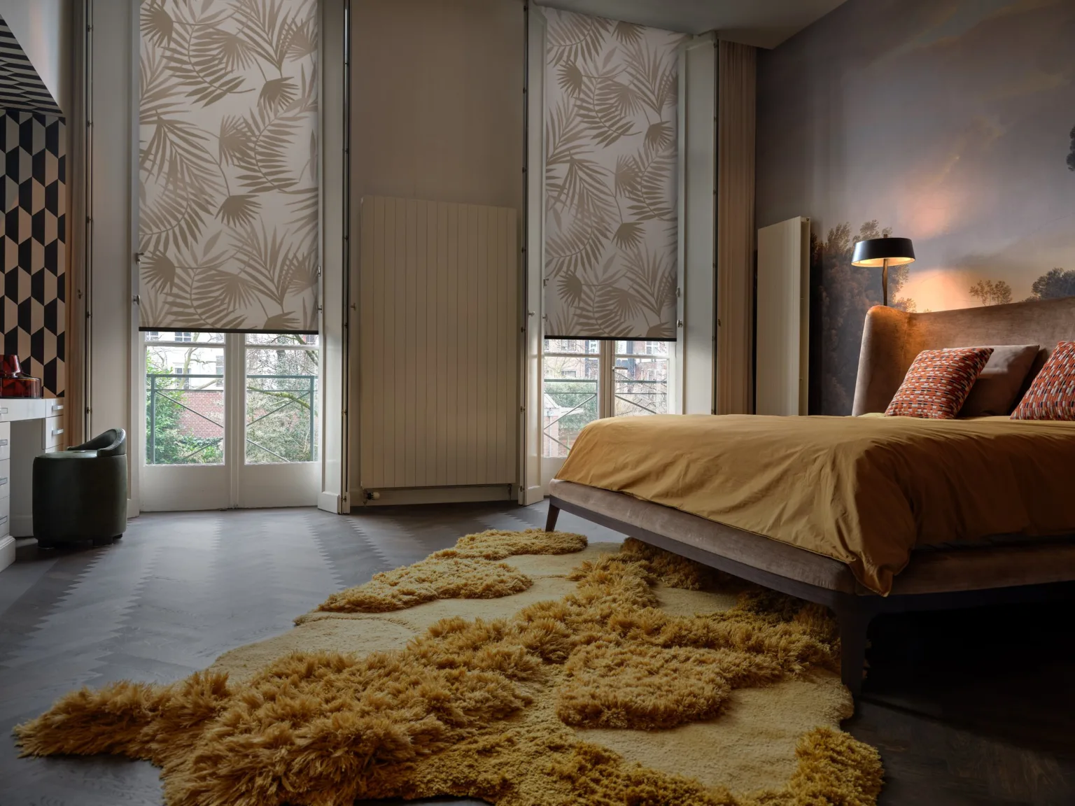 Rulouri textile cu imprimeu botanic în dormitor