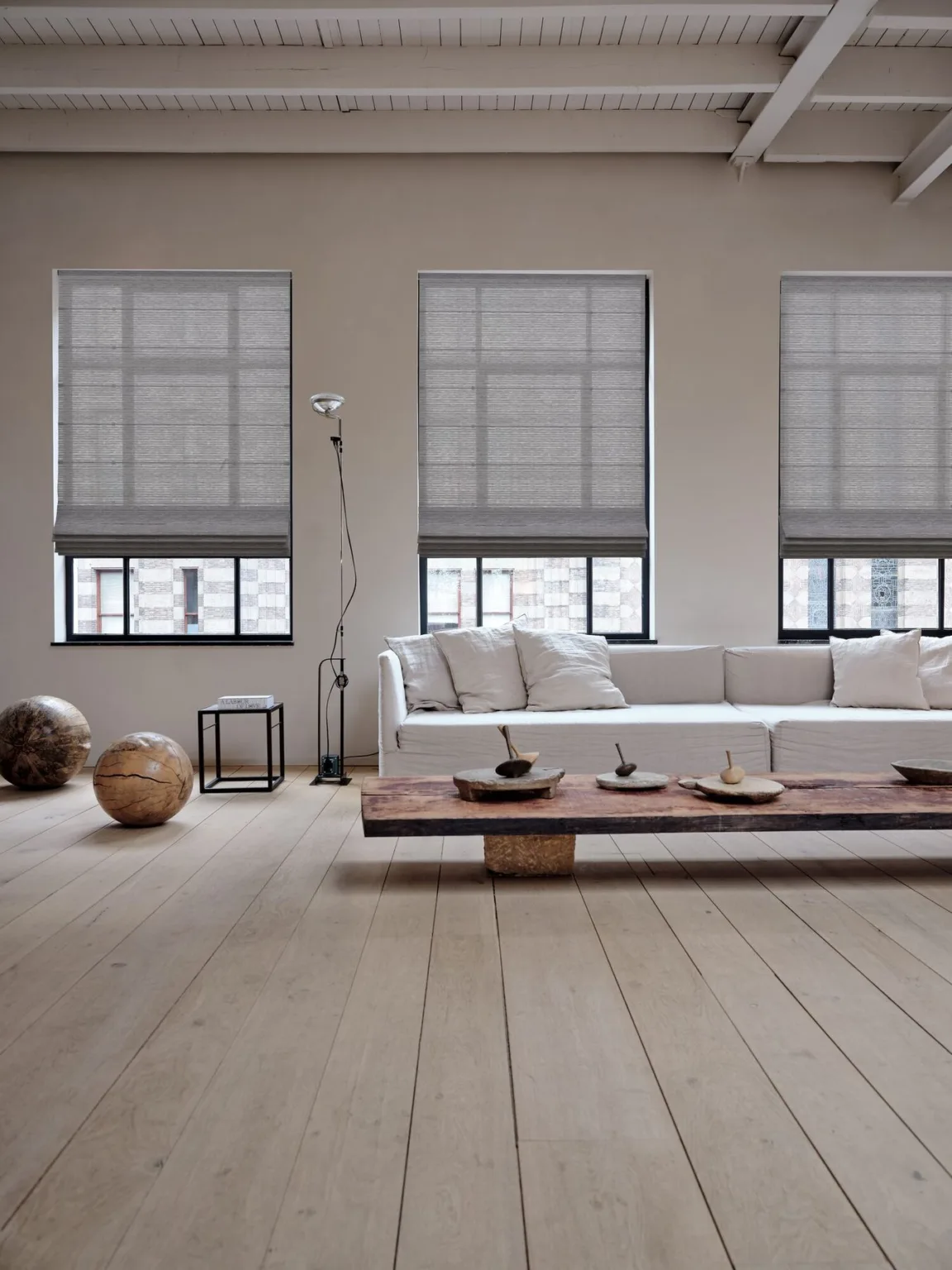 Ferestre înalte de loft cu storuri romane Melbourne mist