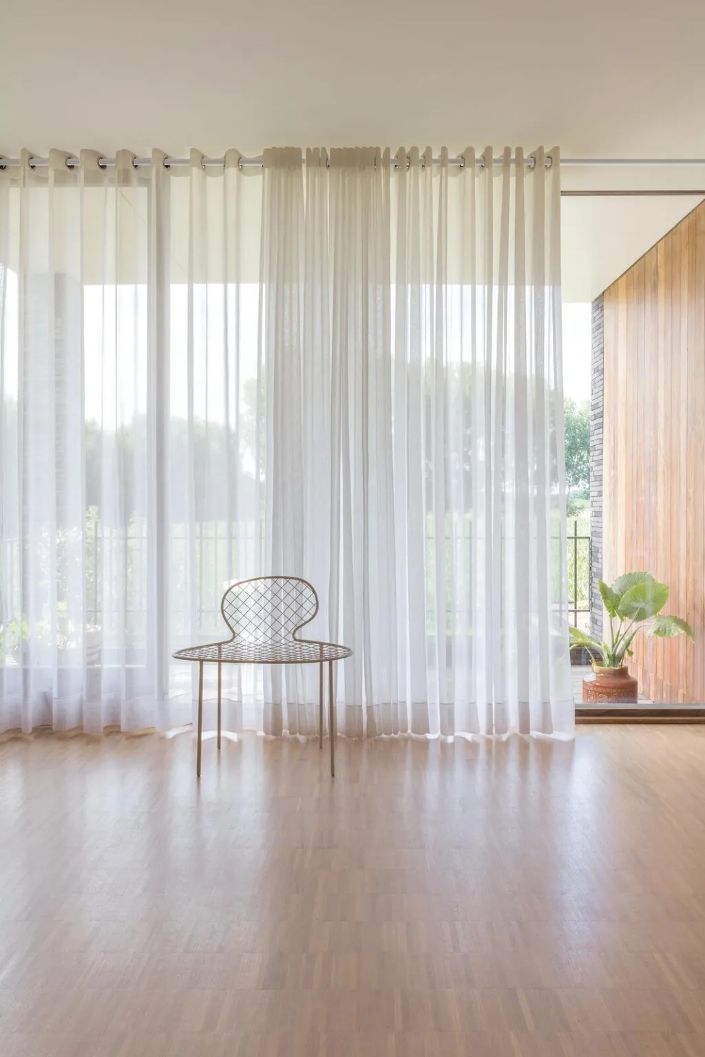 Perdele albe transparente, cusute wave, de la tavan la pardoseală