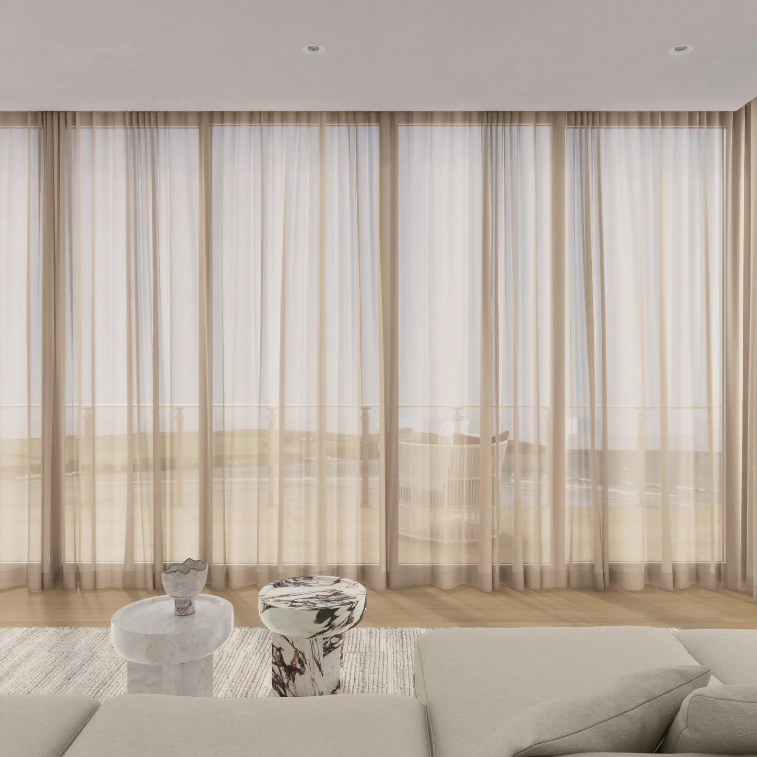 Perdele albe dintr-o singură bucată, pe toată lățimea unui living cu terasă