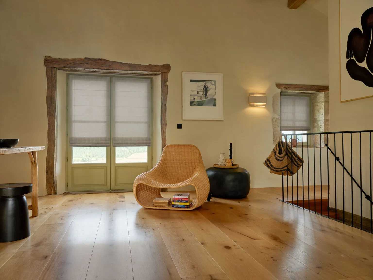 Stor roman din țesătura Coulisse Capri 0200 linen, într-o cameră rustică, cu parchet și tocărie de lemn