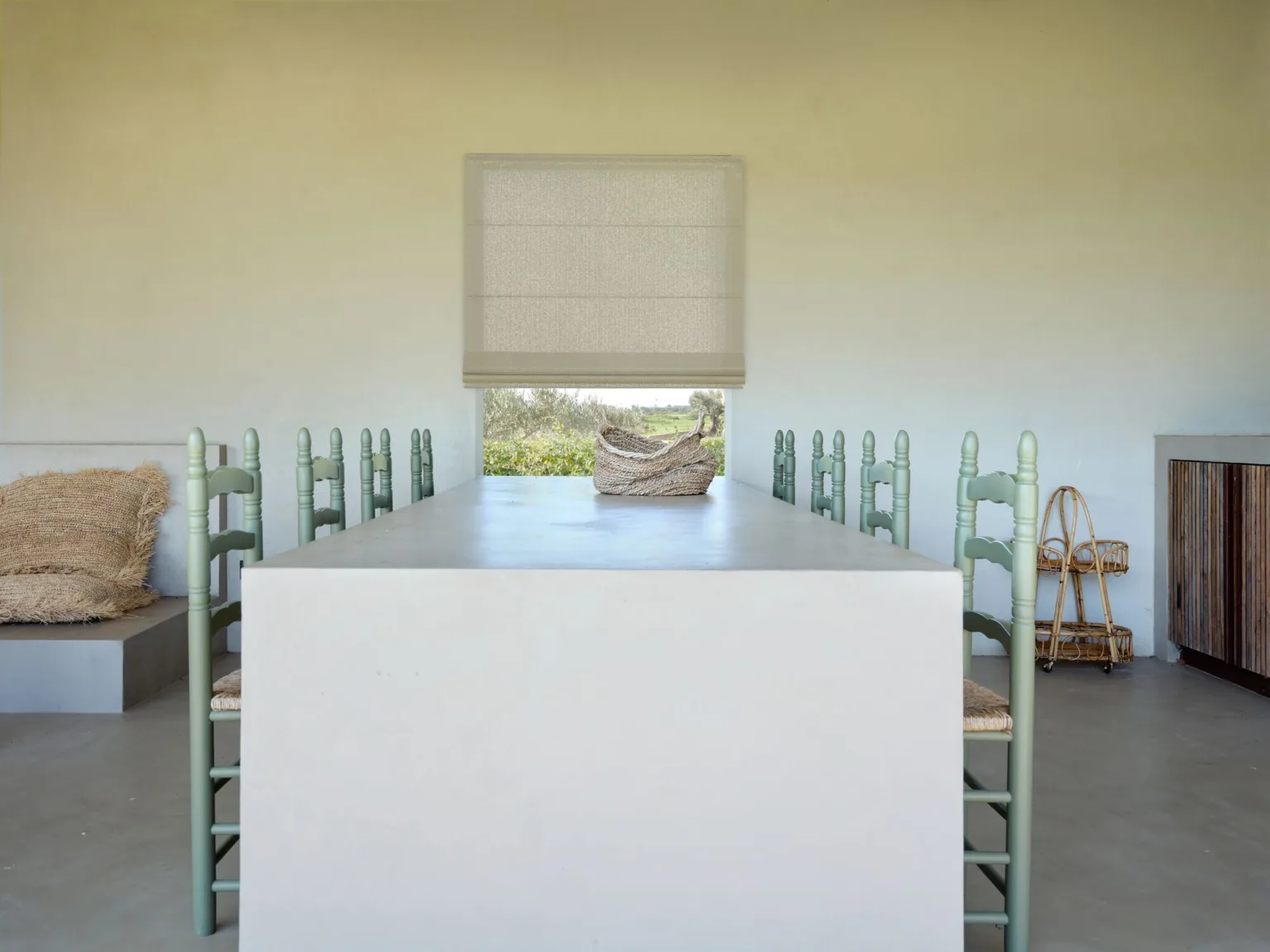 Stor roman din țesătura Coulisse Esvedra 3500 feather, într-o sufragerie minimalistă