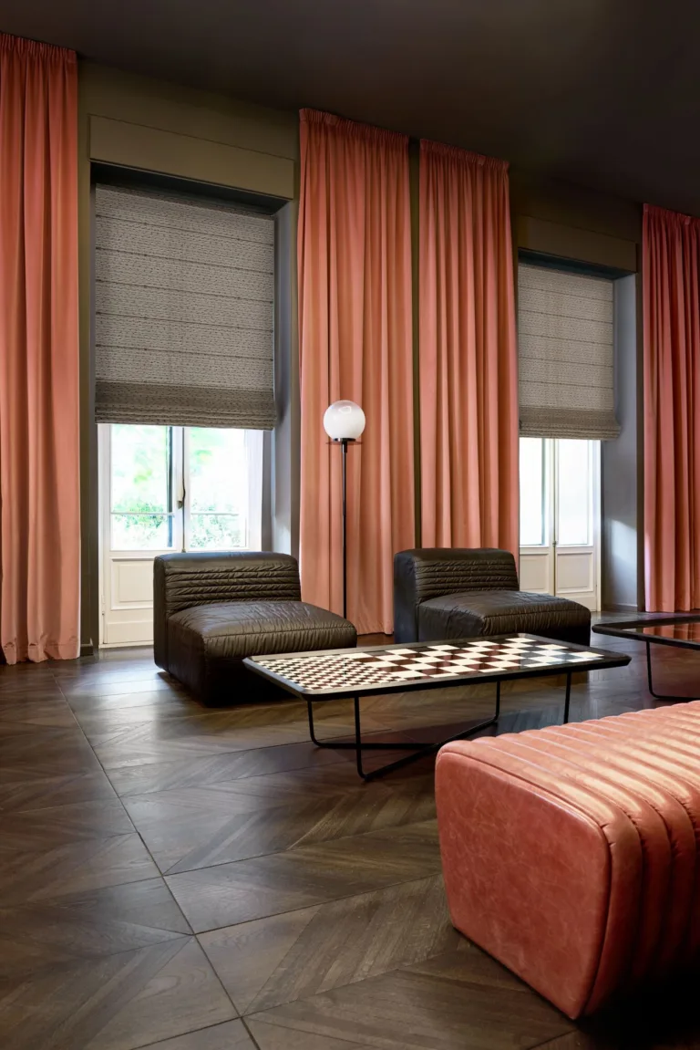 Stor roman din țesătura Coulisse Versailles 0500 white anthracite
