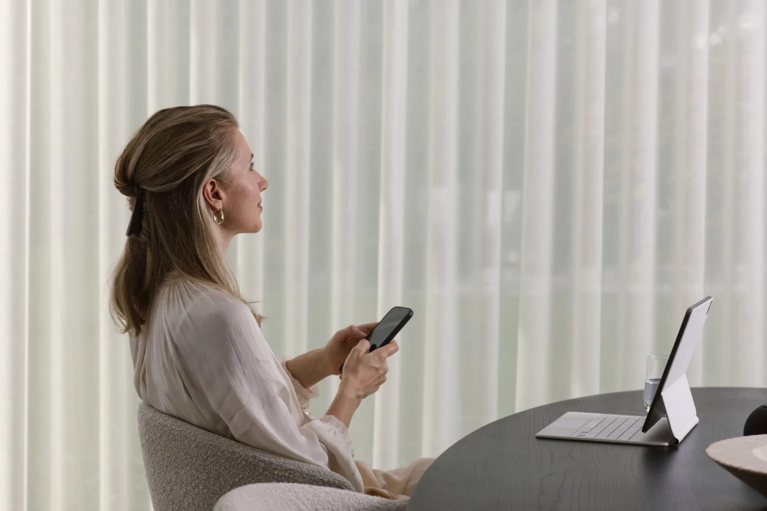 Comanda draperiilor electrice Motionblinds din telefon