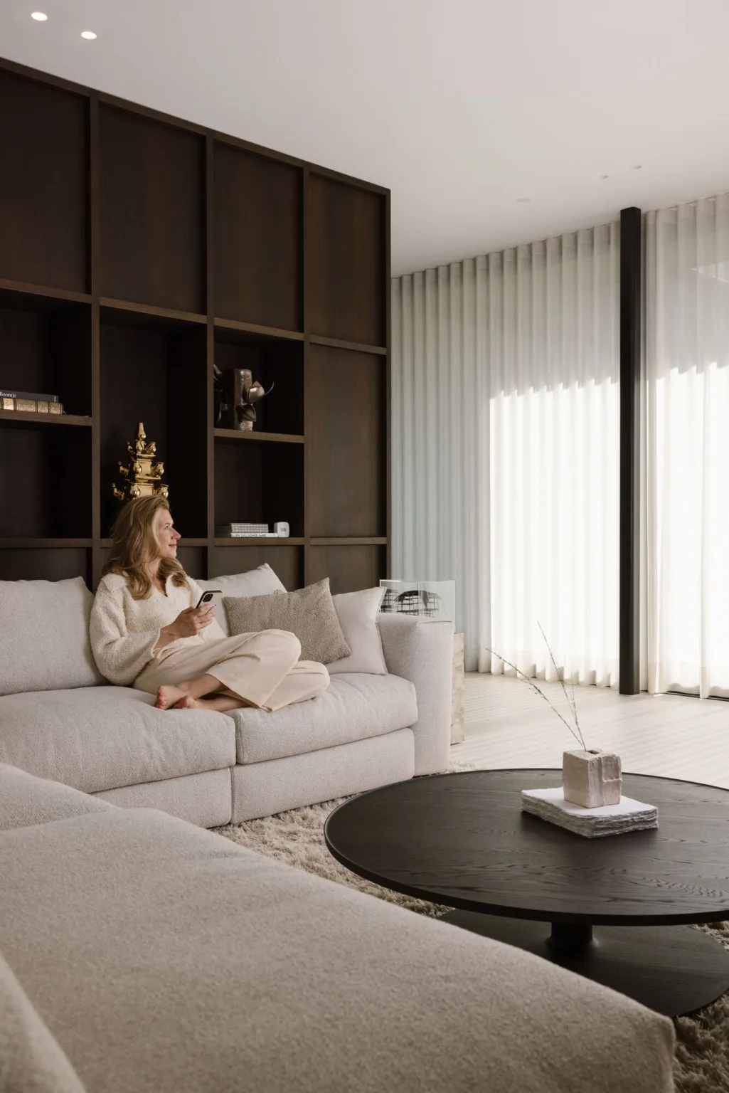 Draperii motorizate Motionblinds în living modern