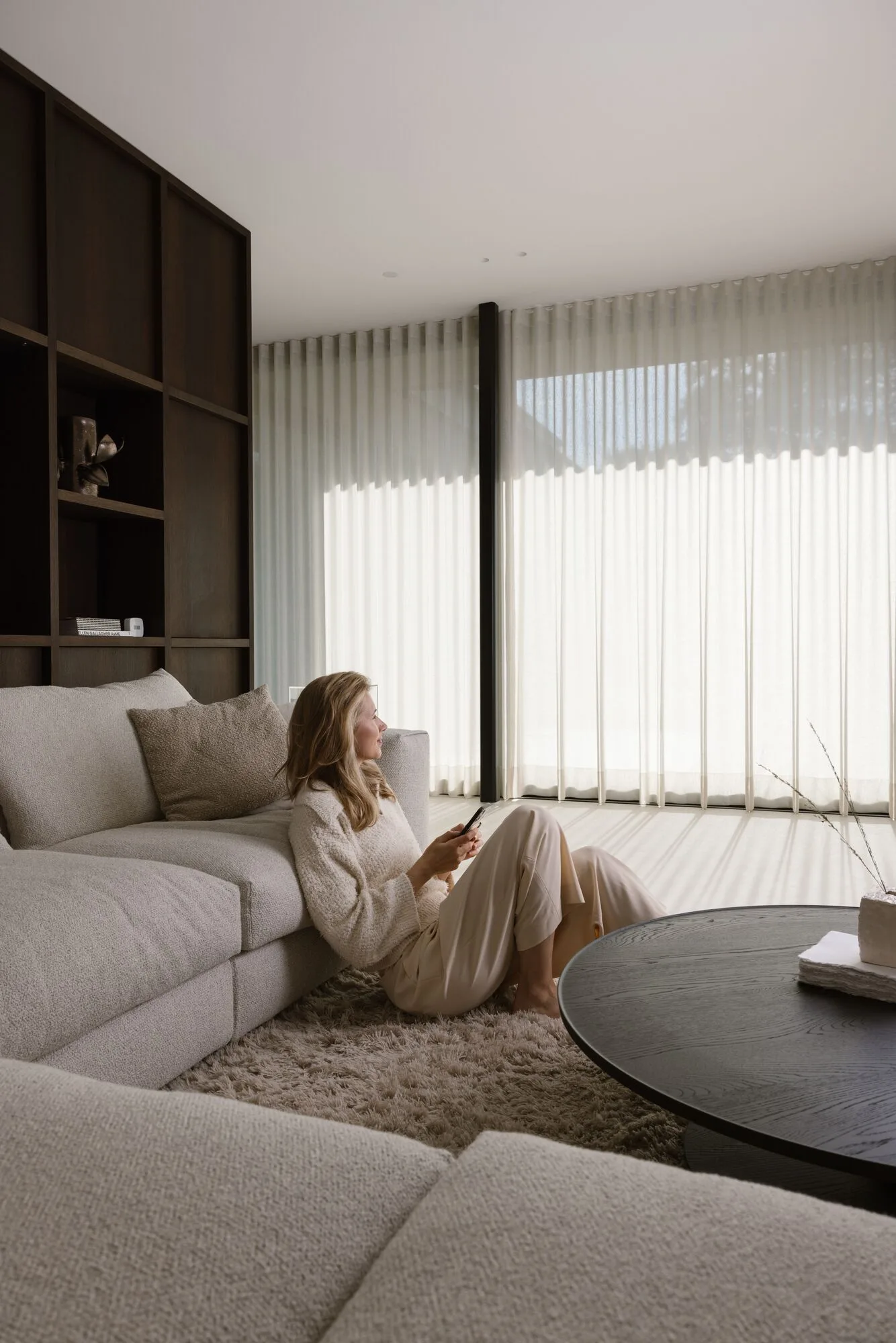Draperii motorizate Motionblinds în cameră de zi