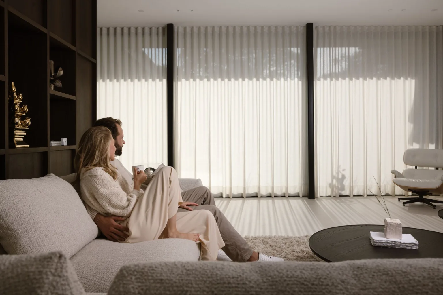 Living cu draperii Wave pe șină electrică Motionblinds