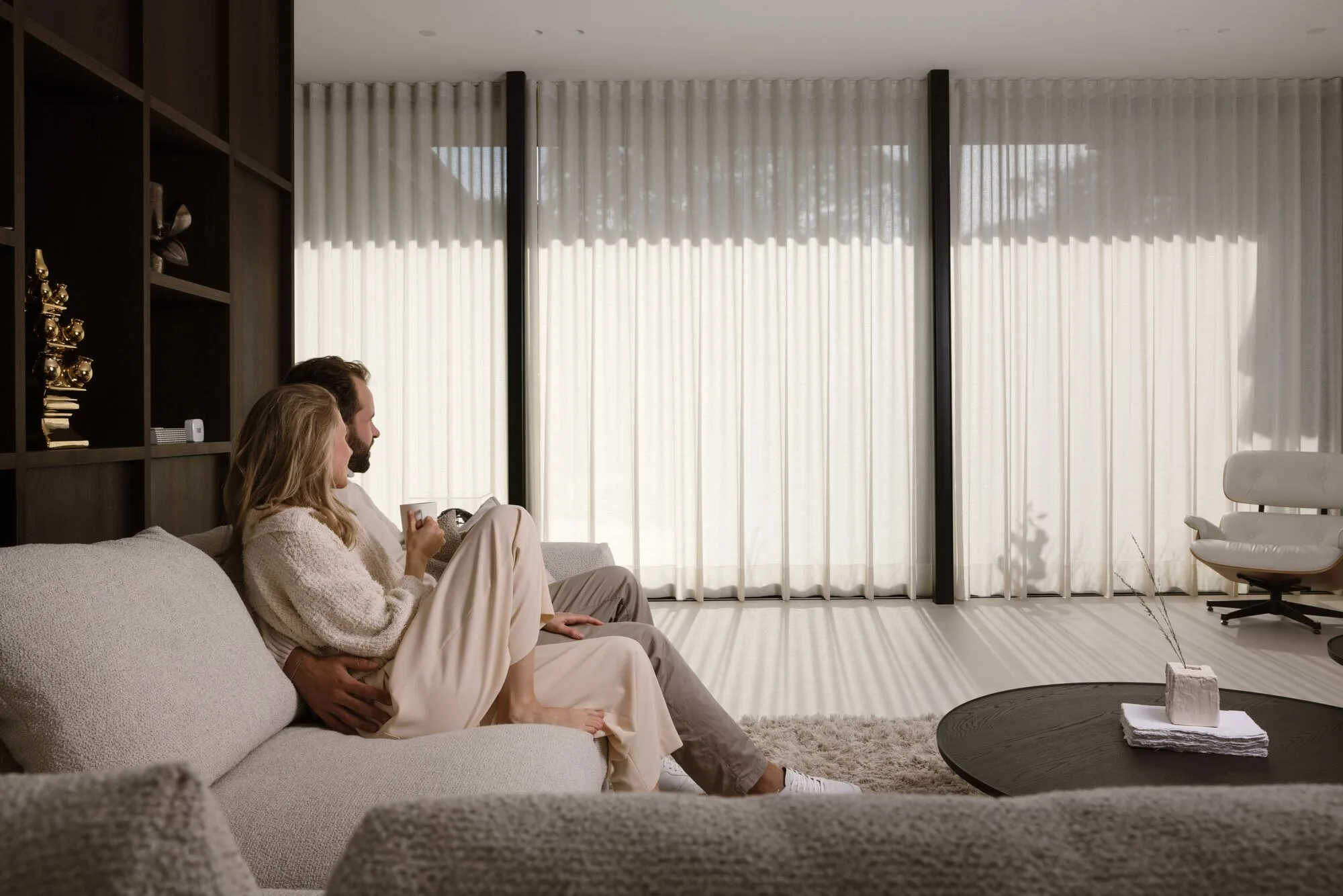 Living cu draperii Wave pe șină electrică Motionblinds