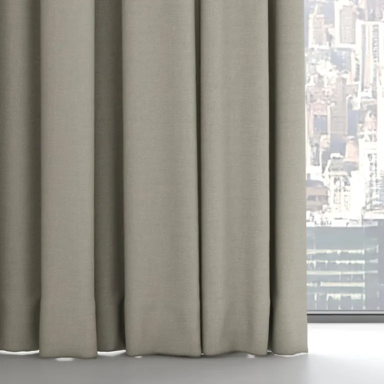Tiv ascuns la o draperie bej, finisat profesional