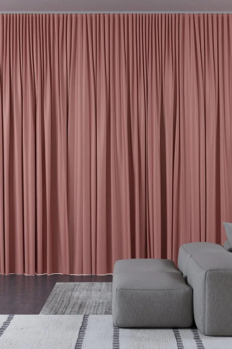 Draperie blackout Grand Noir 22 Ginger, la o fereastră panoramică