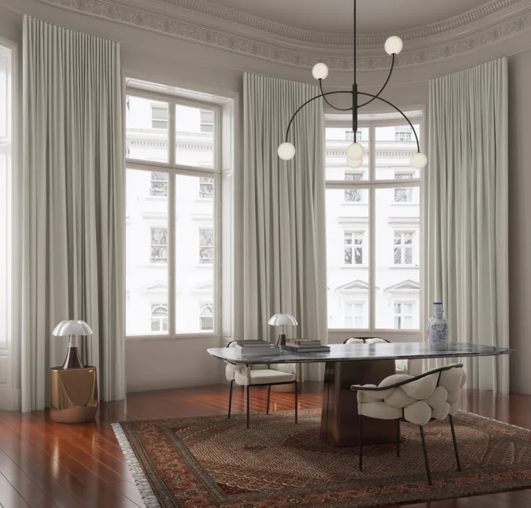 Draperii blackout Shadowmax deschise la culoare, în dining, la ferestre înalte