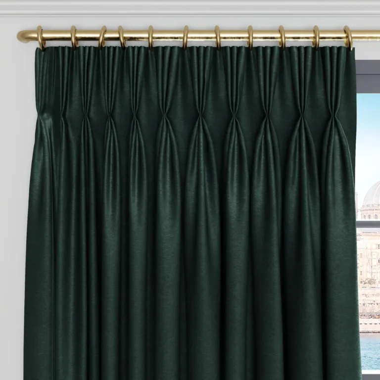 Draperie din catifea Baron 37 Ivy, la fereastră