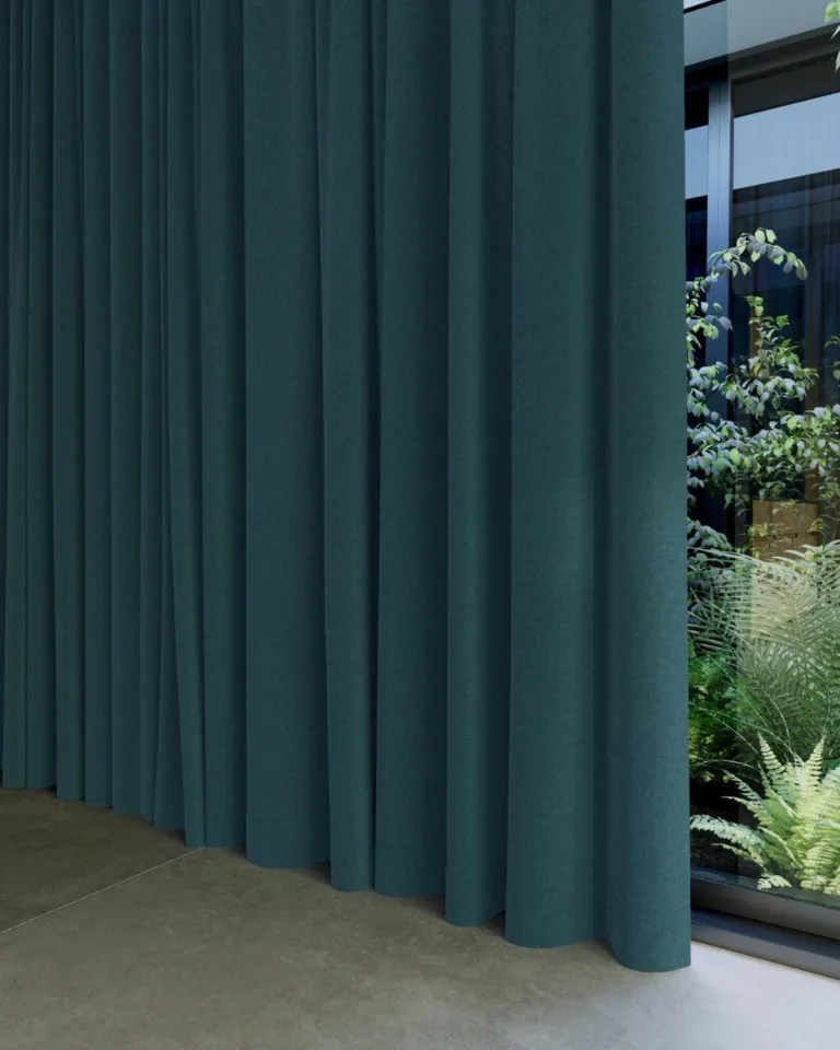 Draperie din catifea Giant 05 Lake, la fereastră