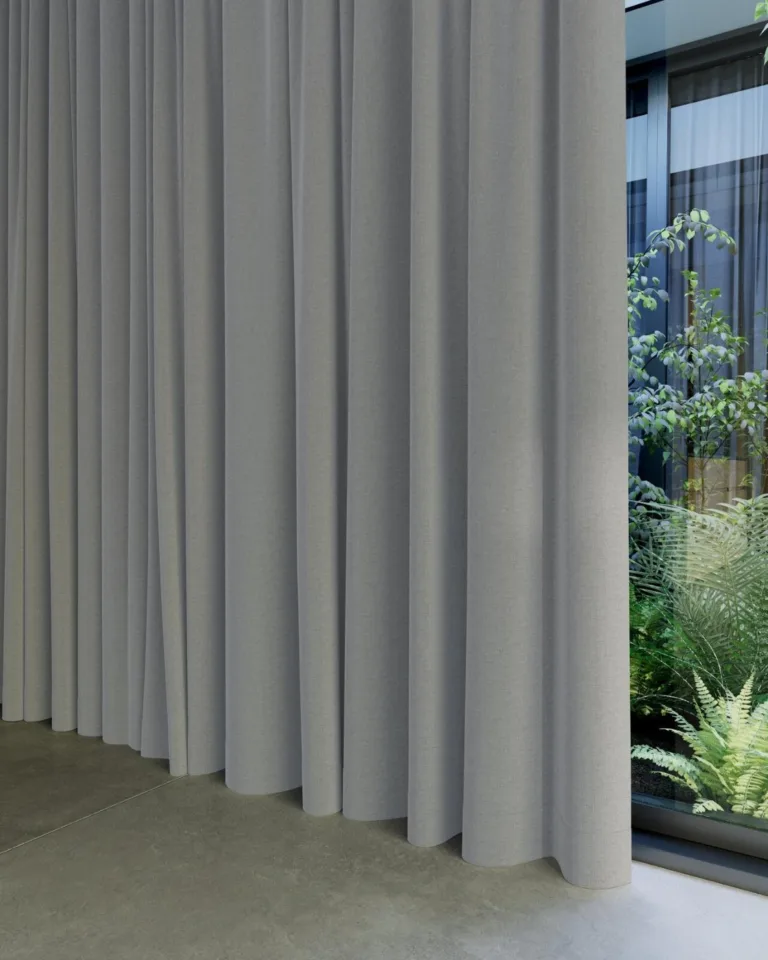 Draperie din catifea Giant 28 Dove, la fereastră