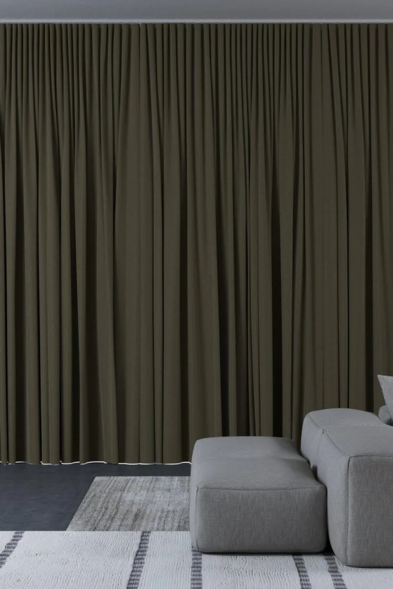 Draperie din catifea Giant 37 Olive, la fereastră