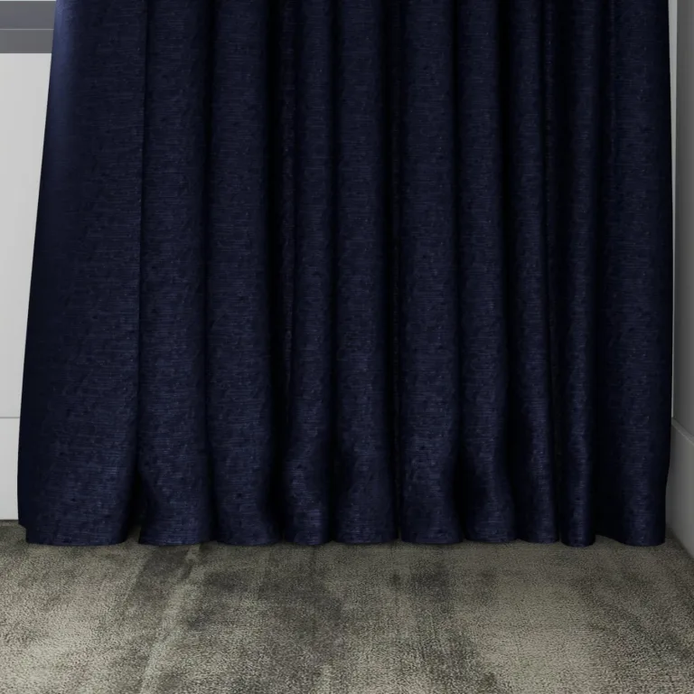 Draperie din catifea Showtime Actor 12 Navy, la fereastră
