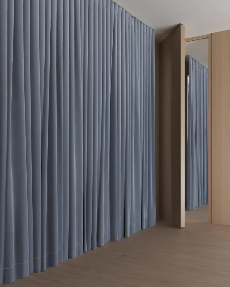 Draperie din catifea Velvelux 12 Royal, cu falduri wave
