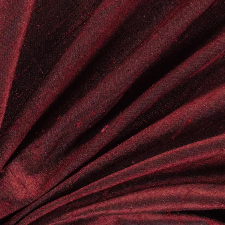 Mătase naturală Luxury 070 bordeaux, textura dupion de aproape