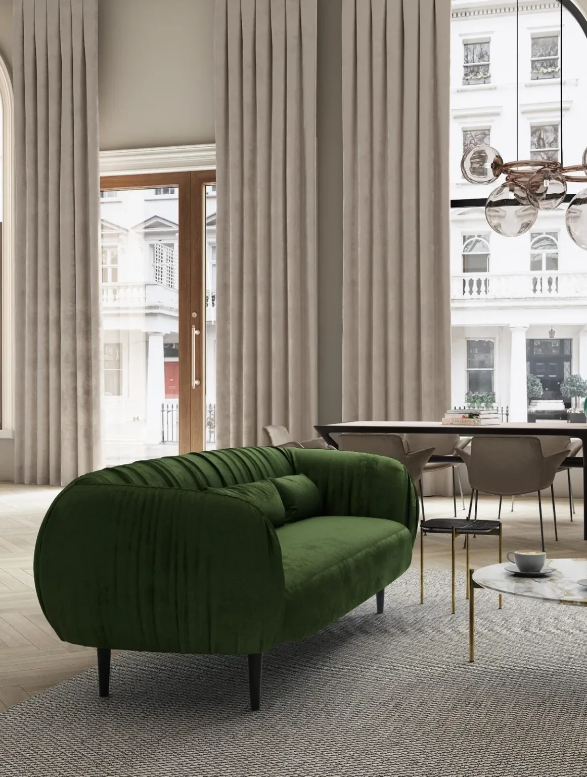 Draperii din catifea crem într-un salon clasic cu canapea verde