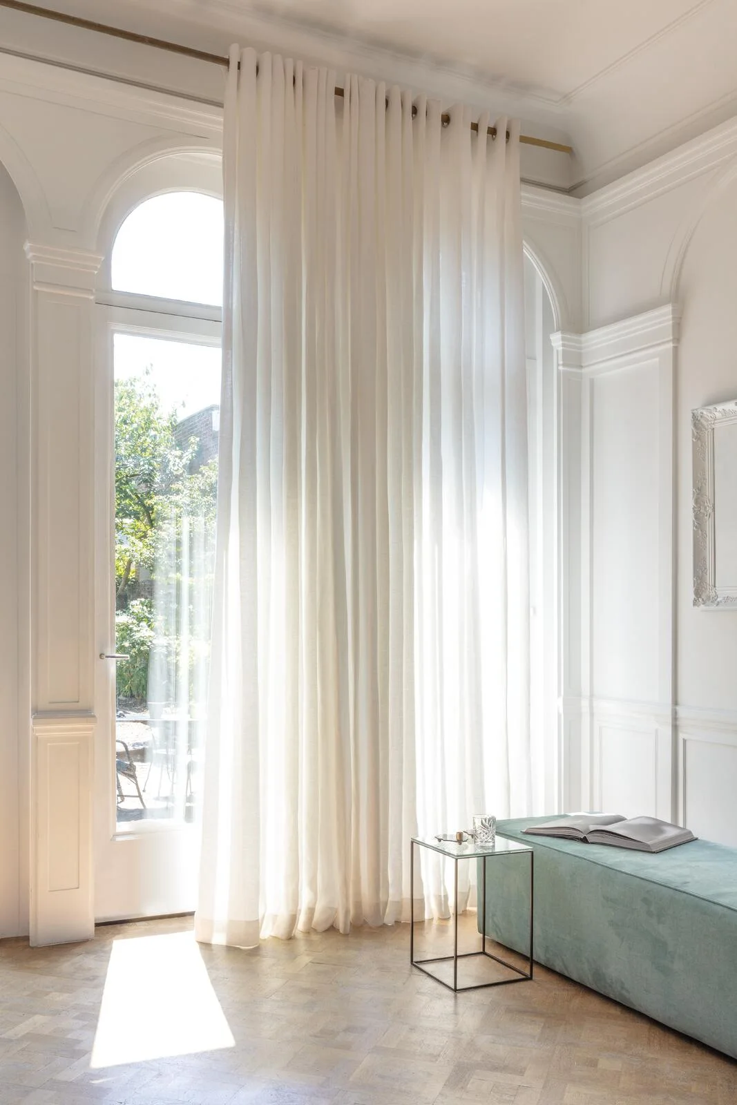 Draperii din in Brugge într-un interior amenajat