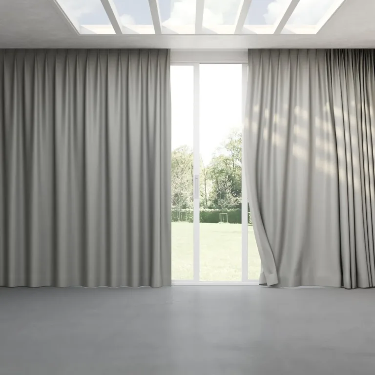 Draperii gri cu pliuri duble într-un salon cu luminator