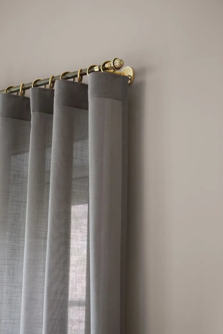 Draperie pe galerie metalică în living