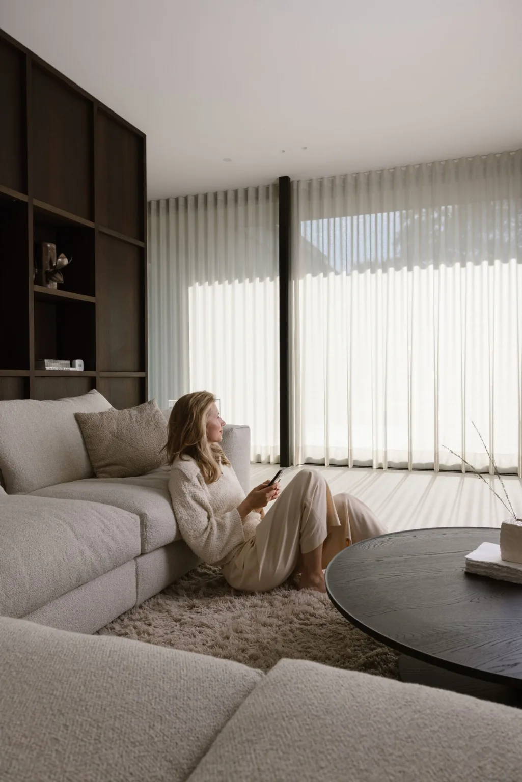 Draperii la comandă pe șină electrică, într-un living luminos