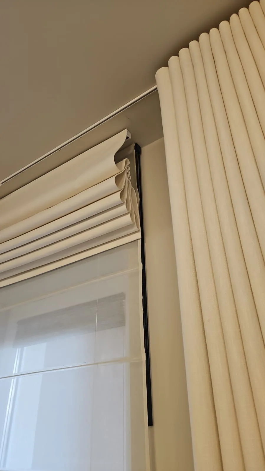 Stor roman fără cusături, cu falduri ordonate, montat lângă draperii cu fald wave